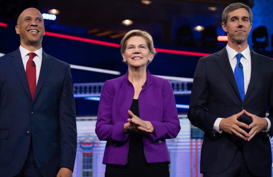 Warren with fellow candidates Sen. Cory Booker (N.J.), left, and former Rep. Beto O'Rourke (Texas) at the first Democratic Party presidential primary debate. (Photo: SAUL LOEB via Getty Images)