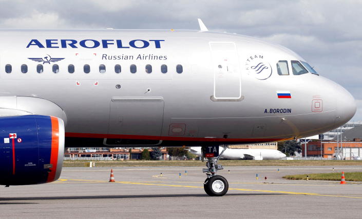 На Airbus A320-200 появляется логотип российской авиакомпании «Аэрофлот».