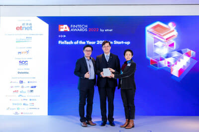 Mr. Dennis Shi, Co-Founder & CEO (left) and Honnus Cheung (right), Co-Founder & Chief Strategy Officer receive the award 