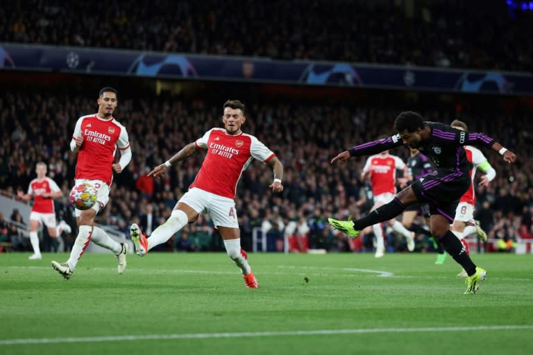 El atacante alemán Serge Gnabry del Bayern Múnich dispara a portería durante el partido de ida de cuartos de final de Liga de Campeones contra el Arsenal (2-2), el 9 de abril de 2024 en el Emirates Stadium del norte de Londres (Adrian DENNIS)