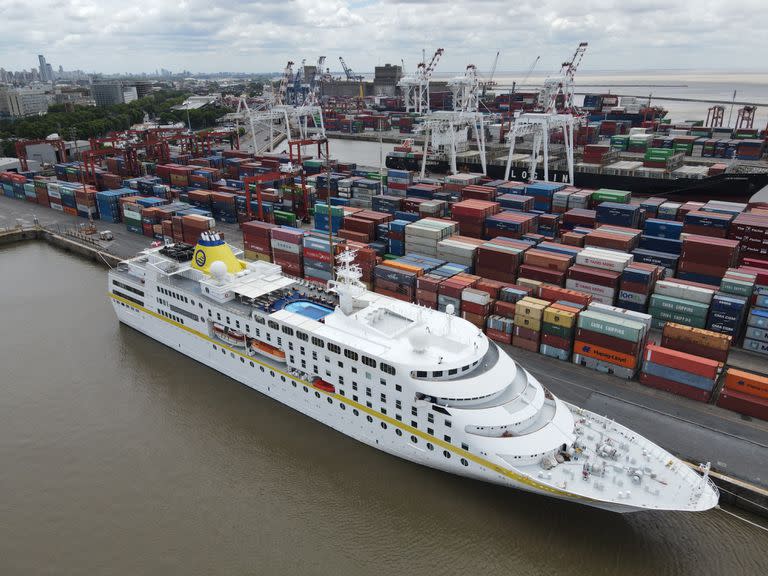 El crucero Hamburg, proveniente de Cabo Verde en Africa amarrado en el puerto de Buenos Aires