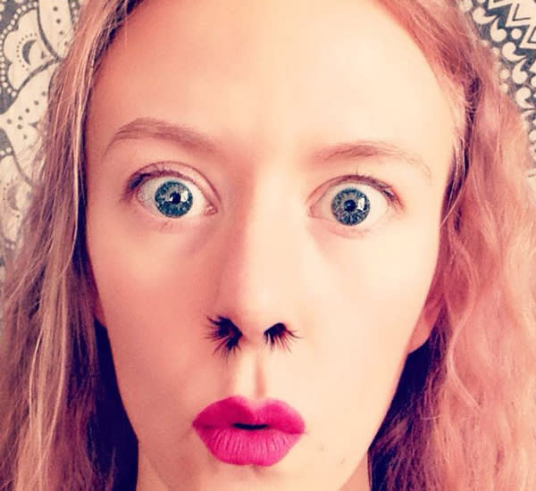 <p>Après avoir été convaincue par ses abonnés Instagram, cette jeune femme a posé avec de faux cils dans le nez. Un internaute a écrit en commentaire : <em>« Ce serait pas mal pour Halloween ! »</em><br> Crédit photo : Instagram @justasiailldee </p>