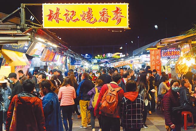 花蓮東大門夜市是熱門景點，昨晚雖下雨，但遊客仍不斷湧入。（王志偉攝）