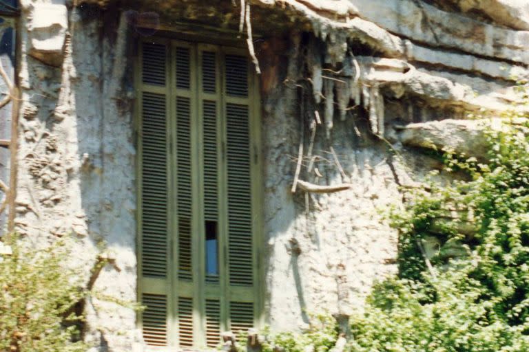 La fachada de la casa Lagomarsino o casa de las piedras contaba con infinidad de detalles que expresaban la naturaleza en cemento, como rocas, estalactitas y hasta raíces