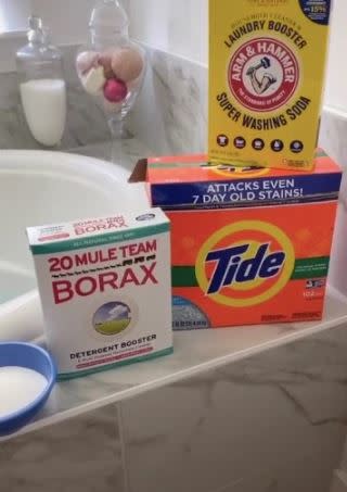  傑拉德妻子將乾淨毛巾放入浴缸，加入蘇打粉、硼砂、多功能去汙劑及熱水。（圖／翻攝自Jared Guyens臉書）