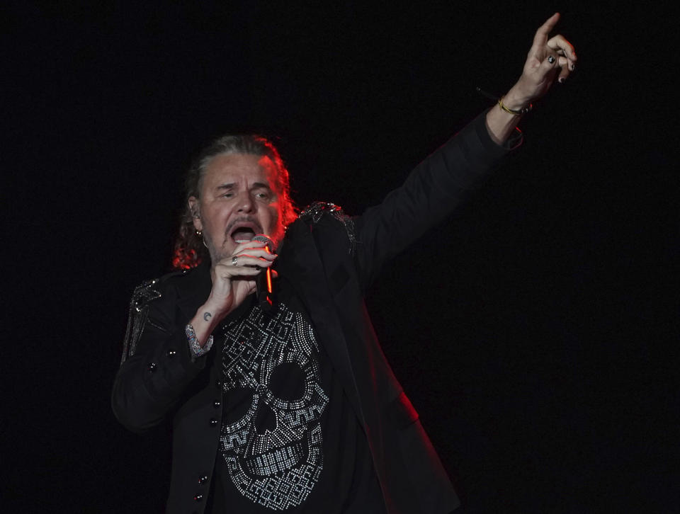 Fher Olvera, cantante de la banda mexicana de pop rock Maná durante su concierto en el Foro Sol de la Ciudad de México el 12 de noviembre de 2022. (Foto AP/Marco Ugarte)