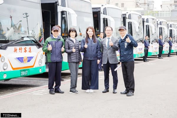 新竹市長高虹安查看十一輛將啟用的低地板公車並與公車司機大合影。