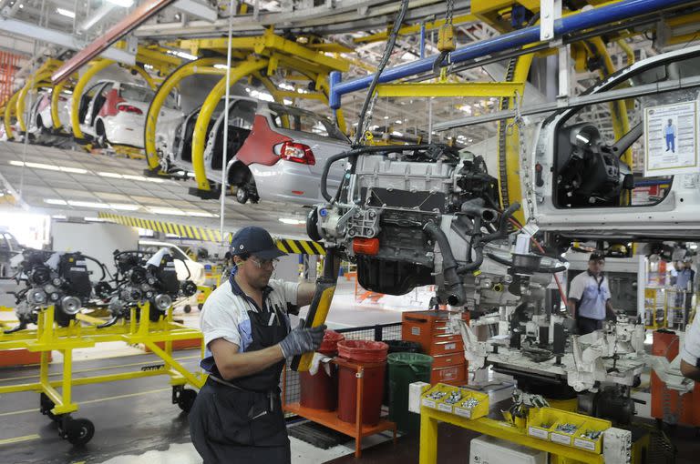 Operarios en una planta de Fiat, en Córdoba; el empleo privado profundiza su estancamiento desde hace al menos una década
