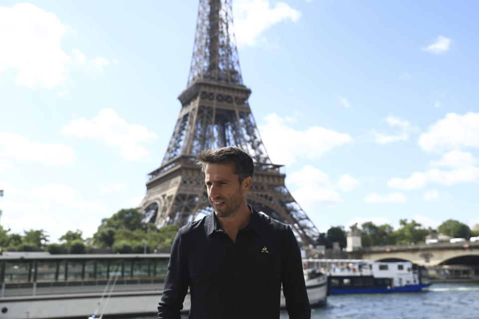 El presidente del comité organizador de los Juegos Olímpicos de París 2024, Tony Estanguet, posa tras un ensayo de la ceremonia inaugural de los JJOO, el 17 de julio de 2023, en París. (AP Foto/Aurelien Morissard)