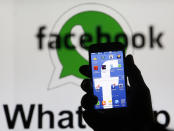 <p>Facebook adquirió el servicio de mensajería Whatsapp por $ 19 mil millones en 2014. La compañía pagó a WhatsApp $ 12.000 millones en acciones, $ 4.000 millones en efectivo y $ 3.000 millones en acciones restringidas que adquirirá durante varios años. Mark Zuckerberg fue tan astuto que logró convencer a los cofundadores de Whatsapp, Brian Acton y Jan Koum, a desestimar un acuerdo que ya había alcanzado con la poderosa firma china de videojuegos e internet Tencent, creadora de la popular aplicación WeChat que usan millones de chinos.</p> <p>La empresa china tuvo que despedirse de la idea de ser la líder absoluta de las plataformas de mensajería del planeta y Zuckerberg se quedó con la app más utilizada en el mundo occidental. (REUTERS/Dado Ruvic)</p> 