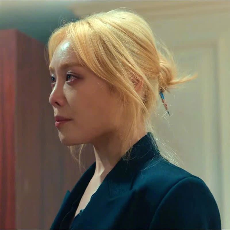 Netflix韓劇《黑暗榮耀》飾演的藝術家李蓑羅的金赫拉。（圖／翻攝自微博）