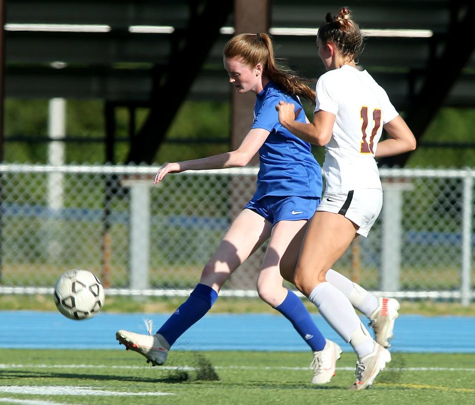 Braintree's Chloe McGinty fires a shot on goal during first half action of their game at Braintree High on Tuesday, Sept. 21, 2021.