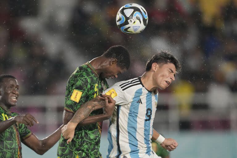 Agustín Ruberto pelea por la pelota con el maliense Issa Traore durante el partido por el tercer puesto del Mundial Sub 17 de Indonesia