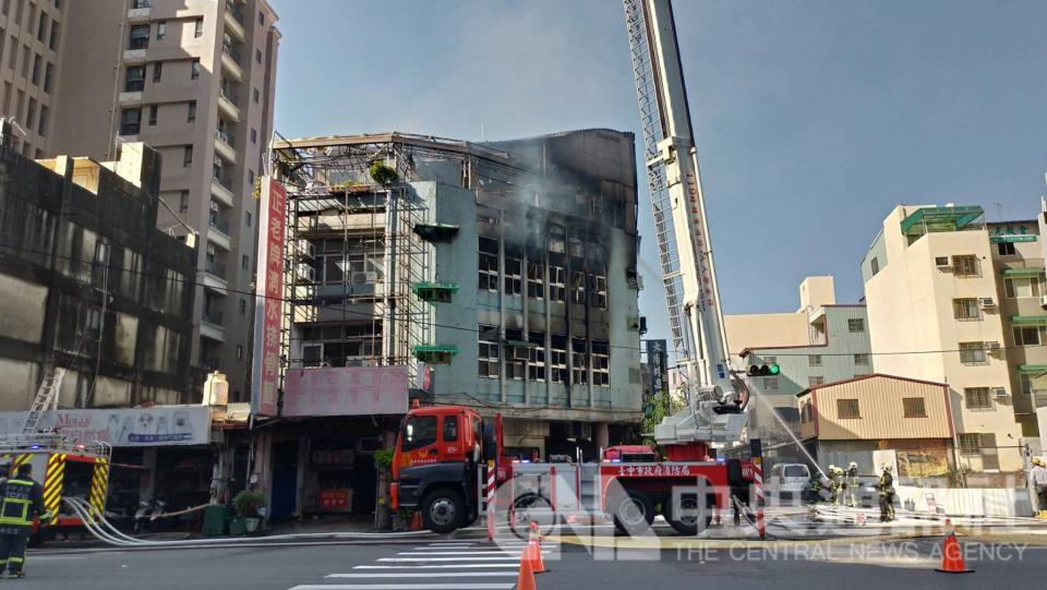 台中市南區1家排骨麵店今天中午發生火警，造成2棟建築物燃燒，所幸無人受困、受傷。火警原因仍待火調人員鑑定調查。（中央社）