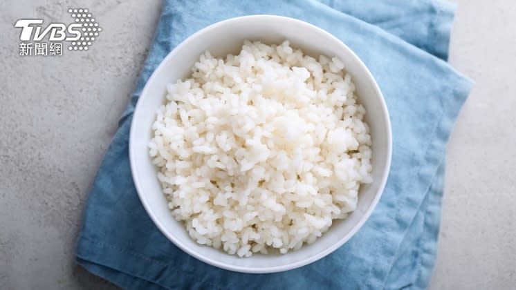 一名單親媽媽去自助餐總是只點3碗白飯和一點點菜。（示意圖／shutterstock達志影像）