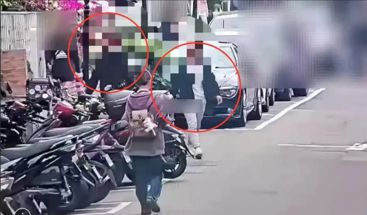 2名黑衣男(圖)拿球棒砸毀吳宗憲女兒的咖啡店。翻攝畫面