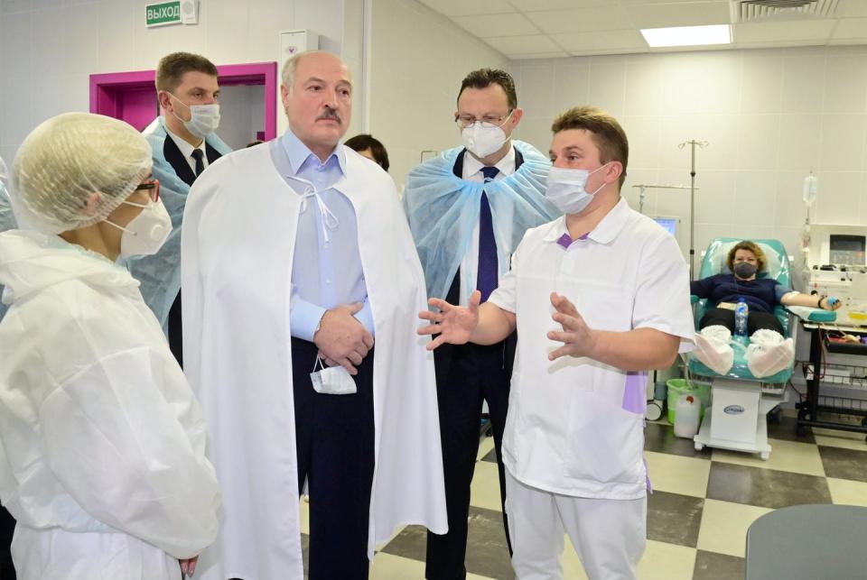 <span class="caption">El presidente de Bielorrusia, Alexander Lukashenko, sin máscarilla, visita un hospital de Minsk para pacientes del covid-19, el 27 de noviembre de 2020.</span> <span class="attribution"><a class="link " href="https://www.gettyimages.com/detail/news-photo/belarus-president-lukashenko-visits-hospital-for-covid-19-news-photo/1229813959?adppopup=true" rel="nofollow noopener" target="_blank" data-ylk="slk:Andrei Stasevich\TASS vía Getty Images;elm:context_link;itc:0;sec:content-canvas">Andrei Stasevich\TASS vía Getty Images</a></span>