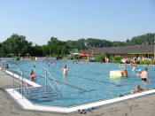 <p>Das Top-Ten-Ranking eröffnet das Freibad Erlbad in Drensteinfurt bei Hamm. Klein aber fein – so beschreiben Besucher das Freibad und wissen insbesondere die Freundlichkeit der Mitarbeiter zu schätzen. (Foto: drensteinfurt.de) </p>