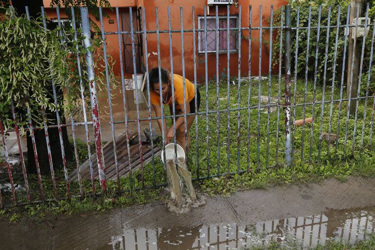 Los vecinos sacaban el agua como podían 