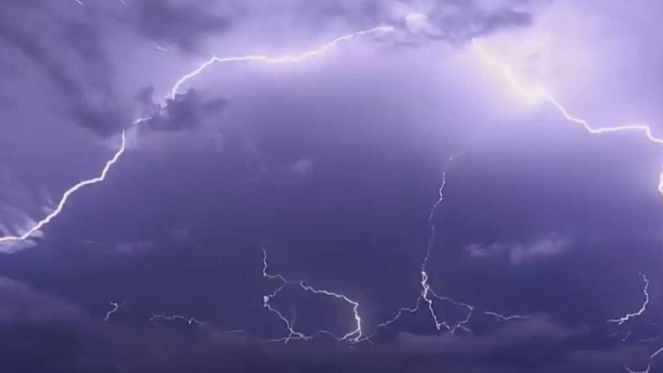 英國女子到克羅埃西亞一處沙灘曬日光浴時遇到大雷雨，還被閃電擊中項鍊，目前仍未脫險。（示意圖，資料照）