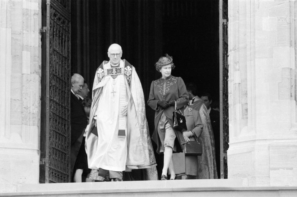 <p>Queen Elizabeth looked as graceful as can be, while exiting St George's Chapel in Windsor on Christmas, sporting a mid-length skirt and lace-covered fascinator. </p>