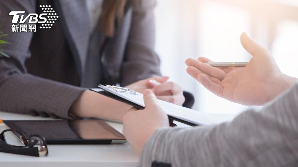 女子因為家庭因素向剛報到的公司提出離職。（示意圖／Shutterstock達志影像）