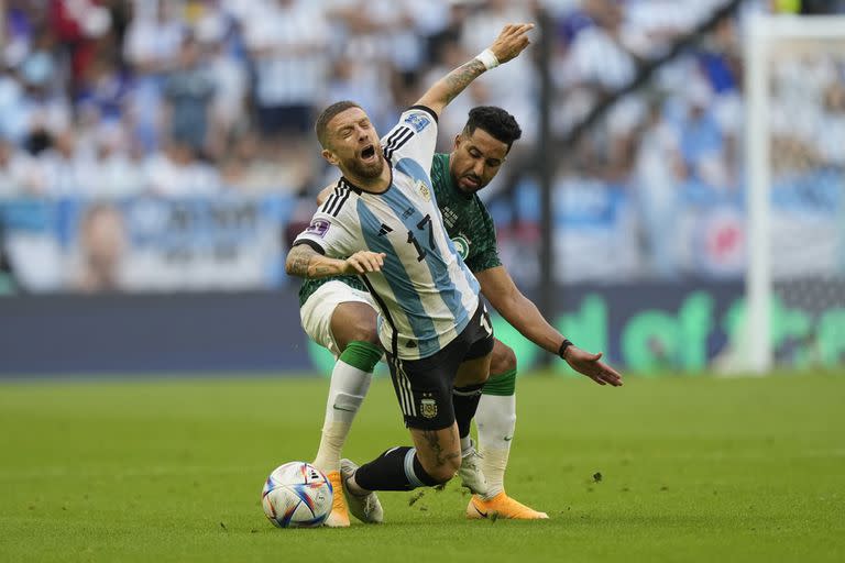 Alejandro 'Papu' Gómez es derribado por uno de los futbolistas de la selección de Arabia Saudita