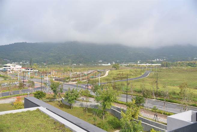 葉宜津、趙永清24日進行地方機關巡察行程，先是到了埔里聽取福興農場開發案的辦理情形，並實地視察，縣府建設處副處長陳錫慶也進行開發案的簡報。(縣府提供／吳建輝南投報導)