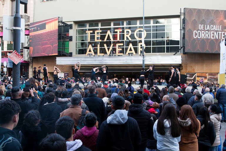 El festejo por la inminente reapertura del Alvear tuvo hoy festejo en la puerta de la sala de la avenida Corrientes