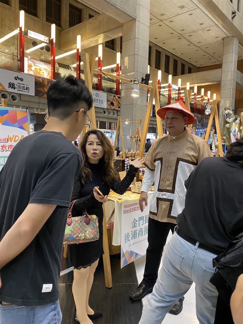 演藝工會理事長曹雨婷（中）跟四海幫弟哥交情深厚。（圖／曹雨婷提供）