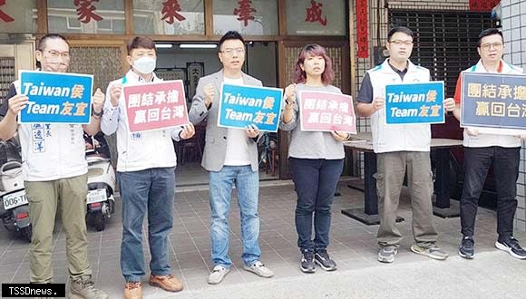 國民黨屏東縣議員黃明賢（左三）、蘇姿婷（右三）向黨中央喊話儘快徵召侯友宜參選下屆總統。