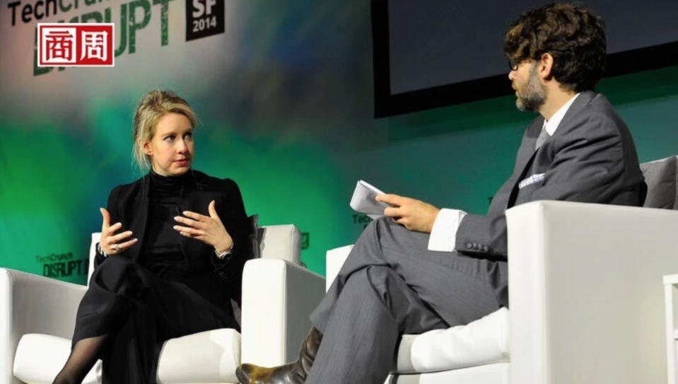 霍姆斯（Elizabeth Holmes）（圖左）接受訪談。 (來源：Flickr@TechCrunch)