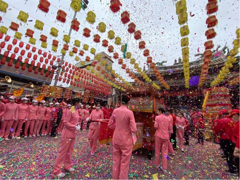 四媽祖欽點的仙女扶轎團。（圖／翻攝自桃園龍德宮臉書專頁）