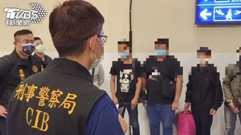 警方在機場攔阻不少受騙民眾。（圖／TVBS資料畫面）