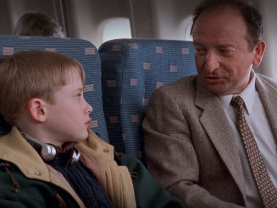 kevin talking to a french man on the plane in home alone 2