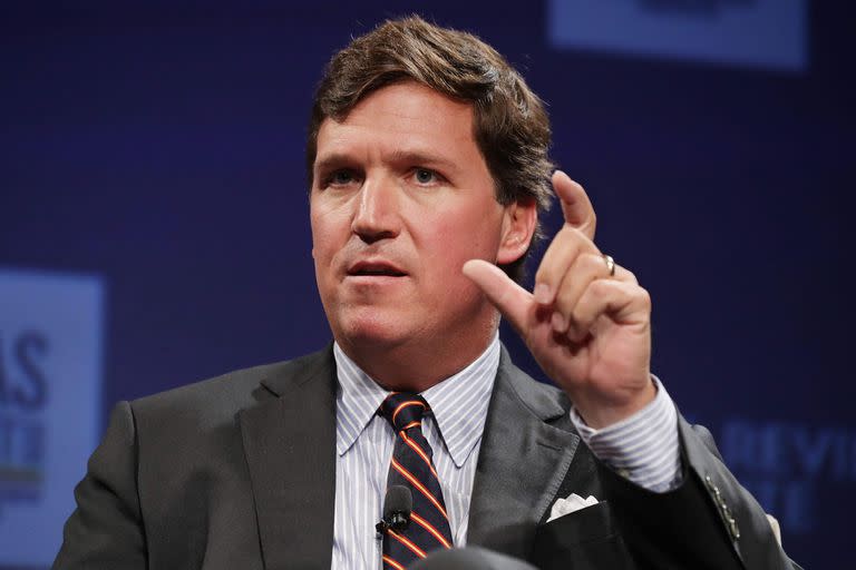 En esta foto de archivo tomada el 28 de marzo de 2019, el presentador de Fox News Tucker Carlson habla sobre "Populismo y la derecha" durante la Cumbre de Ideas del Instituto National Review en el Hotel Mandarin Oriental en Washington, DC.