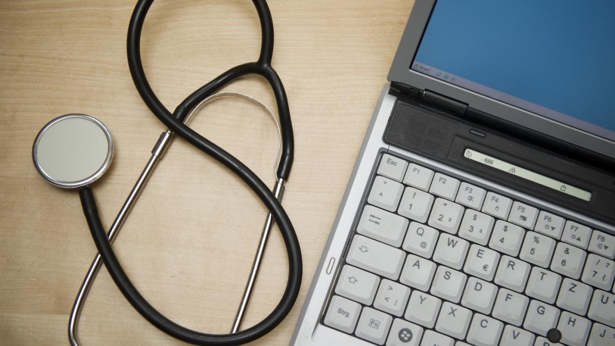 Ein Stethoskop liegt neben einem Laptop. Nach dem Willen von Gesundheitsminister Spahn sollen Mitglieder der gesetzlichen Kassen spätestens ab 2021 auch per Handy und Tablet ihre Patientendaten einsehen können. Foto: Patrick Pleul/Symbol