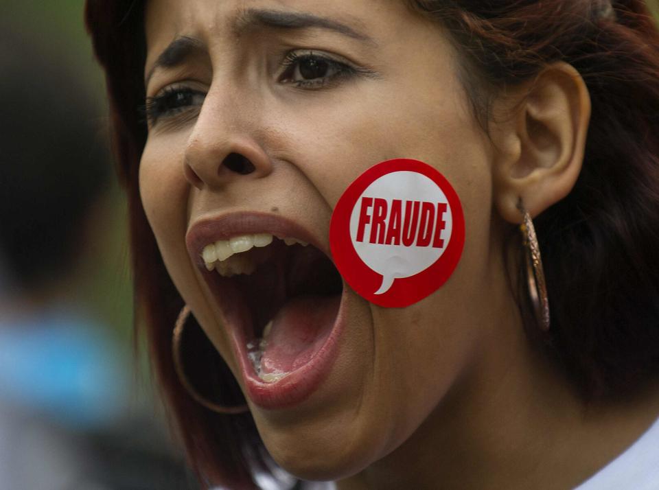 Una votante del candidato opositor Henrique Capriles protesta en Caracas el 16 de abril de 2013.