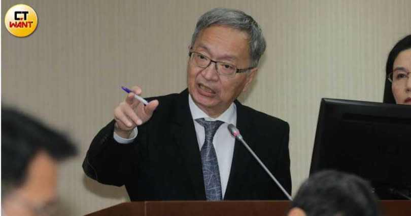 衛福部長薛瑞元表示，台灣醫療競爭激烈，取消「醫療機構收取掛號費參考範圍」，不至於出現掛號費哄抬的情況。（圖／周志龍攝）