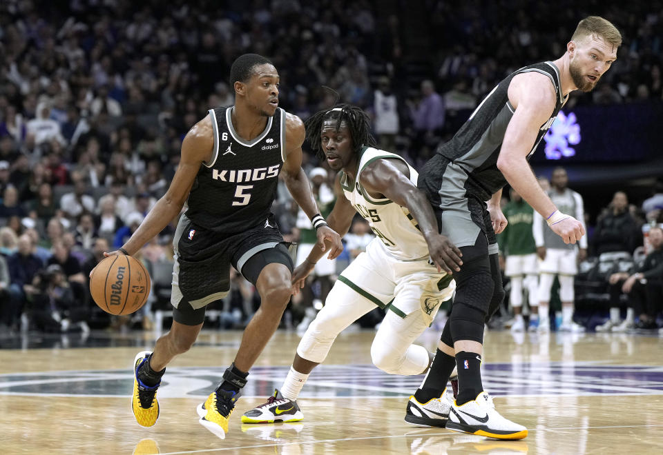 季後賽拔刀肉搏的時刻將更考驗De’Aaron Fox（持球者）和Domantas Sabonis（圖右）。（Photo by Thearon W. Henderson/Getty Images）