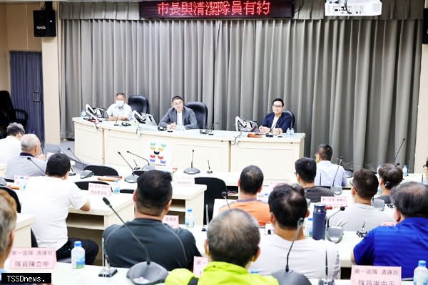 基隆市實施乾淨家園政策週年，謝國樑市長與環保隊員面對面交流，聆聽環保局基層需求，並感謝清潔隊員辛勞，承諾續改善工作環境。（記者林玉棋翻攝）