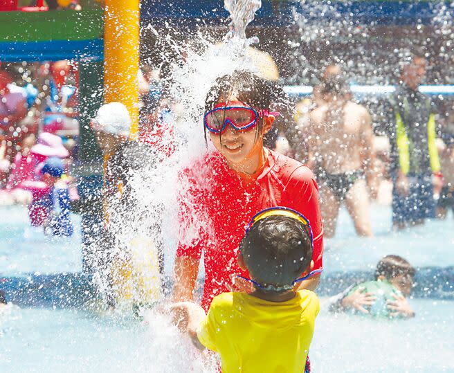 台灣各地28日中午高溫炎熱，民眾帶小朋友至公館自來水園區戲水，避暑及消耗體能兩兼顧。（陳怡誠攝）