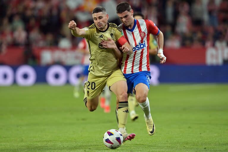 Sergio Ruiz y Miguel Gutiérrez pelean por la pelota