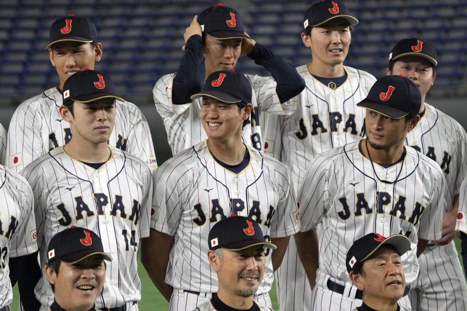 Shohei Ohtani (centro), Yu Darvish (derecha) y Roki Sasaki (izquierda), lanzadores de la selección de Japón, posan para un foto previo al debut en el Clásico Mundial de béisbol, el miércoles 8 de marzo de 2023, en Tokio. (AP Foto/Shuji Kajiyama)