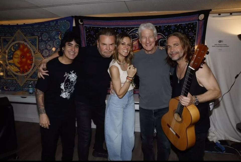 Richard y Alejandra Gere junto al grupo Maná