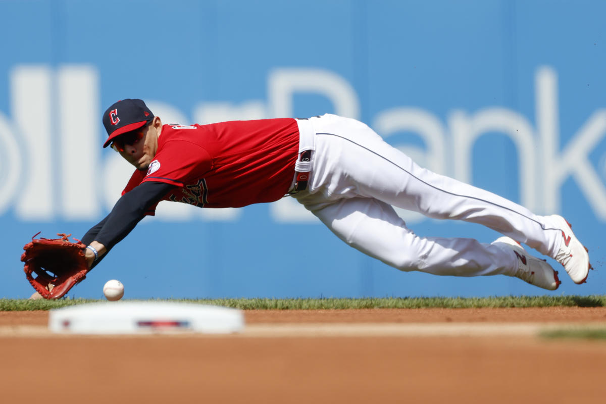 Steven Kwan's great sliding catch, 07/01/2023