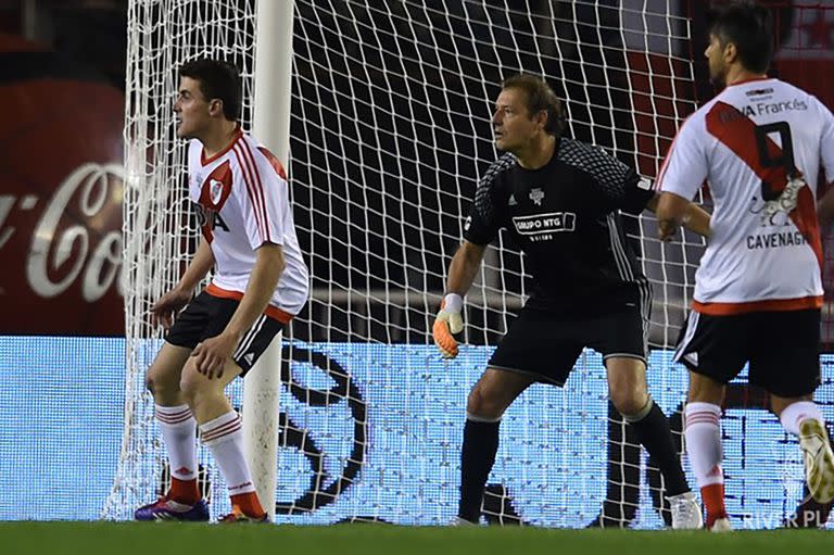 En River atajó una temporada y ganó el Clausura 03. En la imagen, atajando en el partido despedida de Cavenaghi