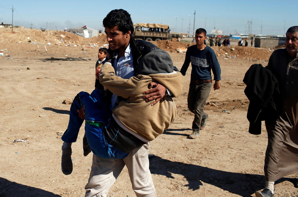 Displaced Iraqis flee their homes in Mosul