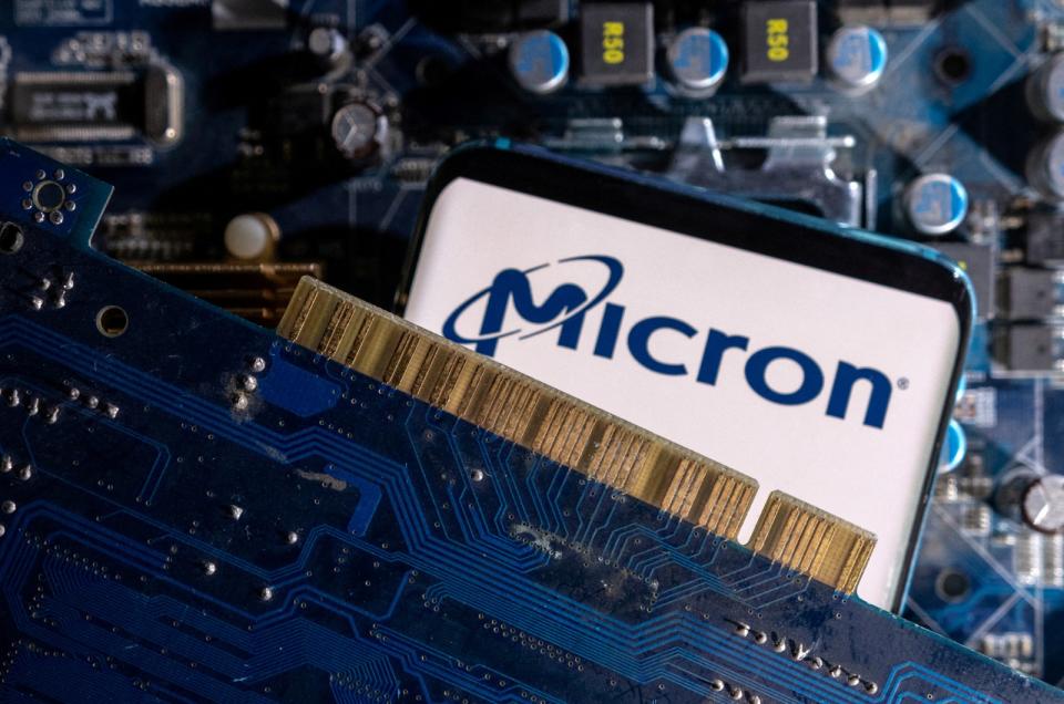 美光科技示意圖。路透社 A smartphone with a displayed Micron logo is placed on a computer motherboard in this illustration taken March 6, 2023. REUTERS