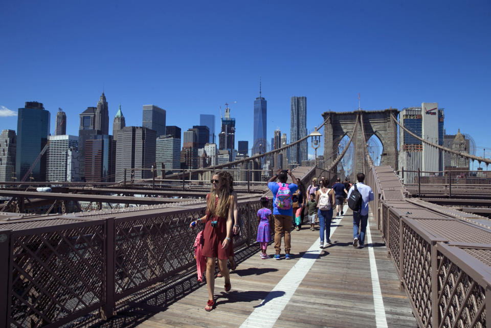 <p>Peatones disfrutan de un día soleado mientras cruzan el Puente de Brooklyn el 22 de agosto de 2016. (Gordon Donovan/Yahoo News)</p>